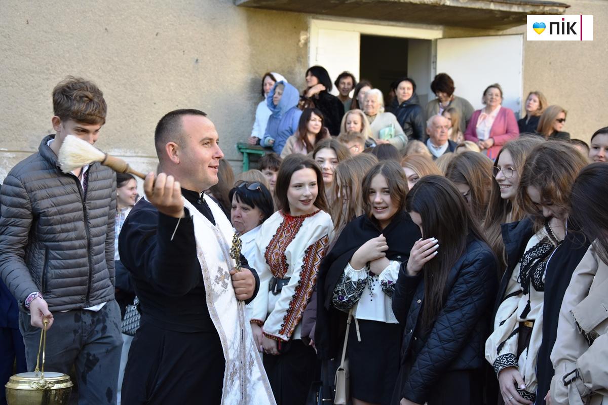 Вишиванки, квіти та вальс: в школах Івано-Франківська пролунав "останній дзвоник" (ФОТО) 15 DSC 0444