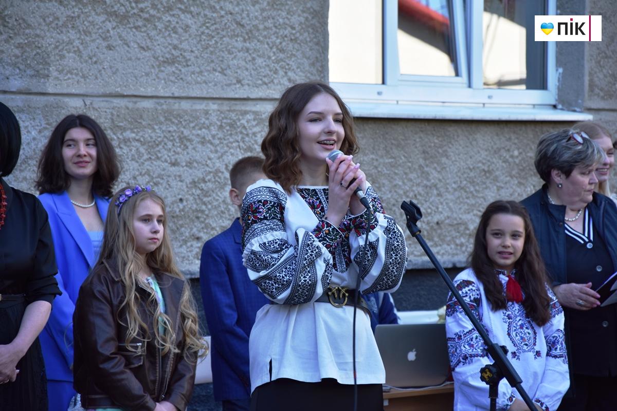 Вишиванки, квіти та вальс: в школах Івано-Франківська пролунав "останній дзвоник" (ФОТО) 17 DSC 0480