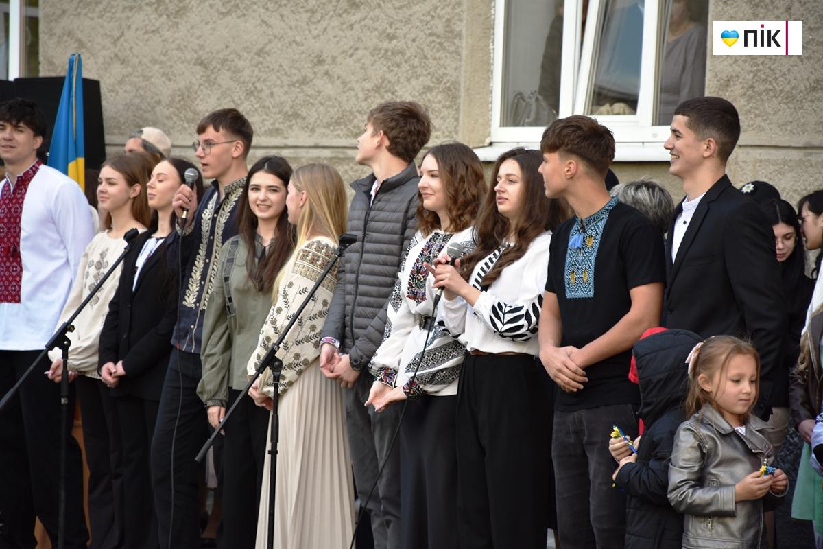 Вишиванки, квіти та вальс: в школах Івано-Франківська пролунав "останній дзвоник" (ФОТО) 19 DSC 0522