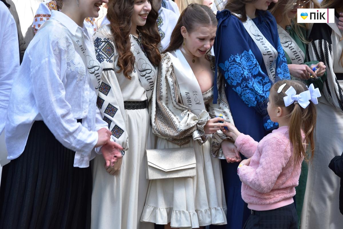 Вишиванки, квіти та вальс: в школах Івано-Франківська пролунав "останній дзвоник" (ФОТО) 20 DSC 0548