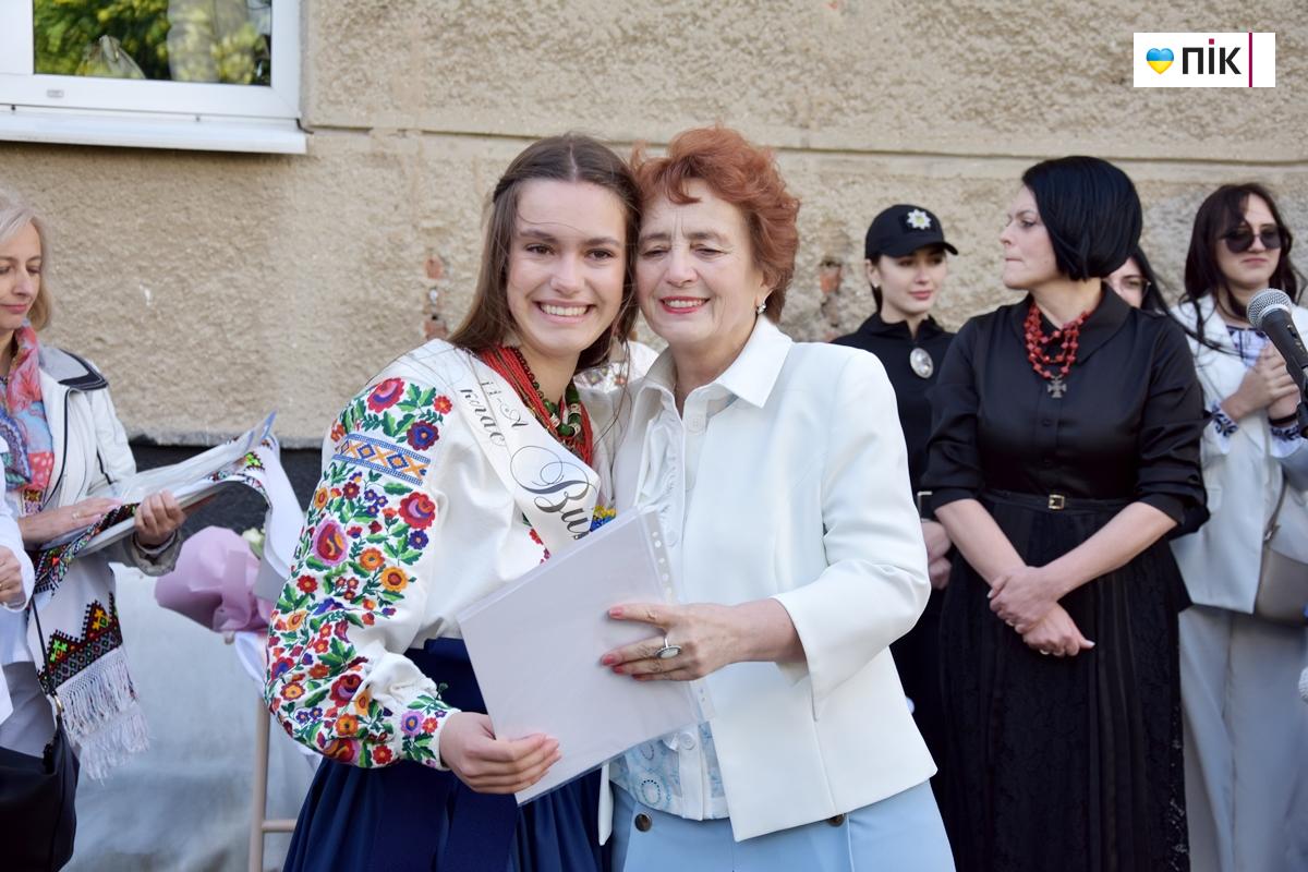 Вишиванки, квіти та вальс: в школах Івано-Франківська пролунав "останній дзвоник" (ФОТО) 27 DSC 0593