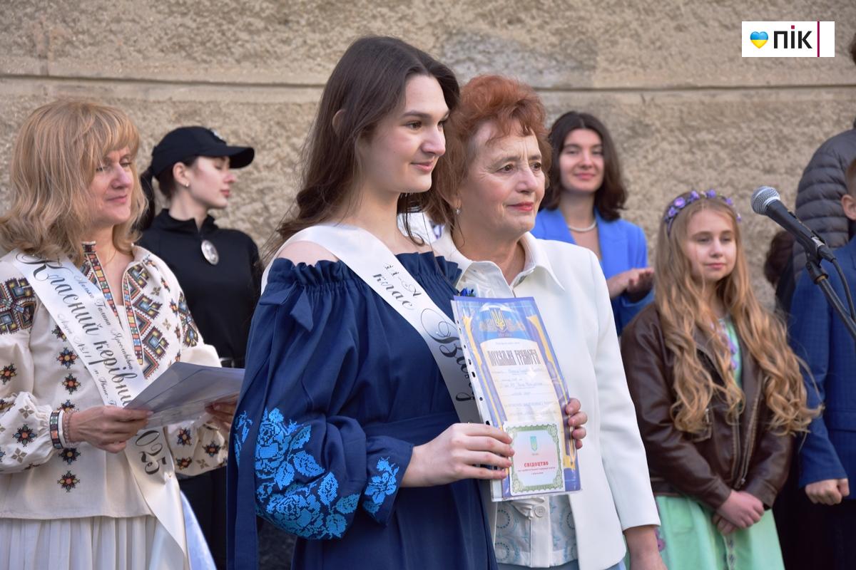 Вишиванки, квіти та вальс: в школах Івано-Франківська пролунав "останній дзвоник" (ФОТО) 28 DSC 0612