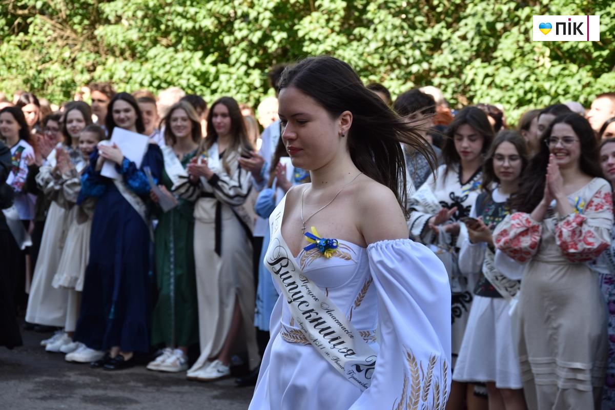 Вишиванки, квіти та вальс: в школах Івано-Франківська пролунав "останній дзвоник" (ФОТО) 29 DSC 0614