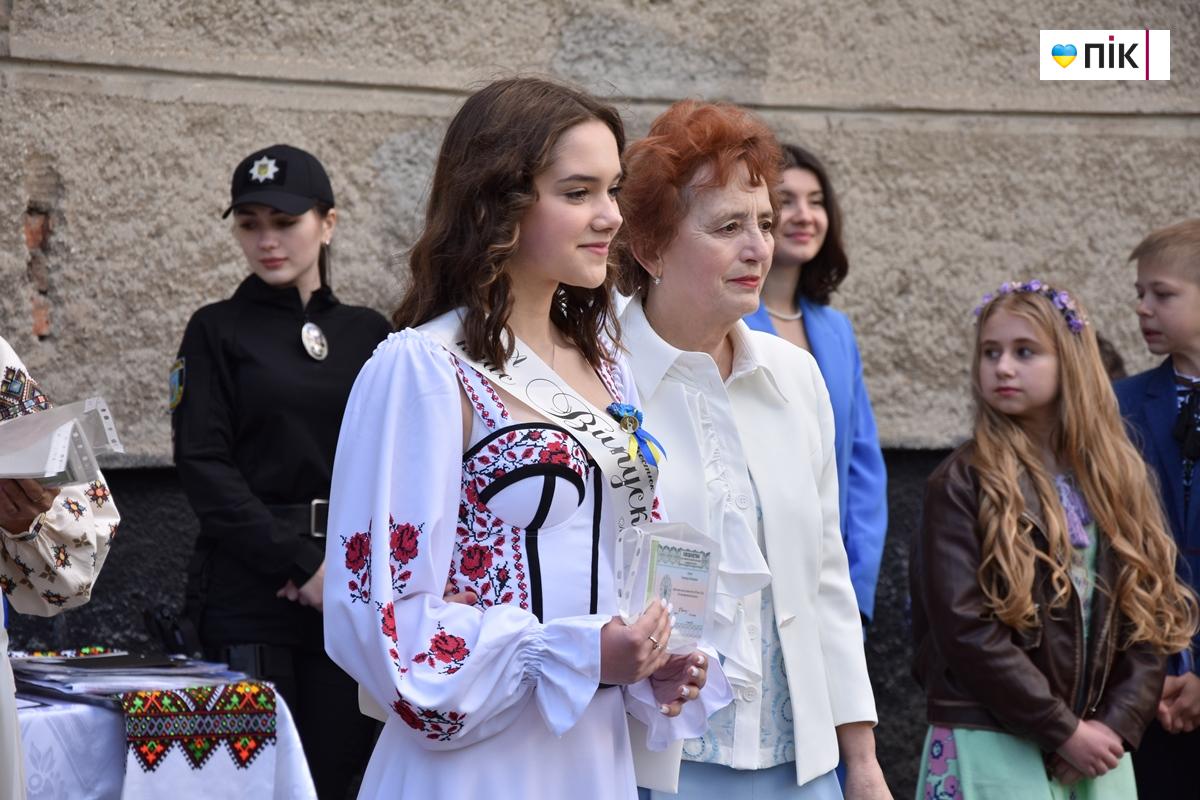 Вишиванки, квіти та вальс: в школах Івано-Франківська пролунав "останній дзвоник" (ФОТО) 33 DSC 0640