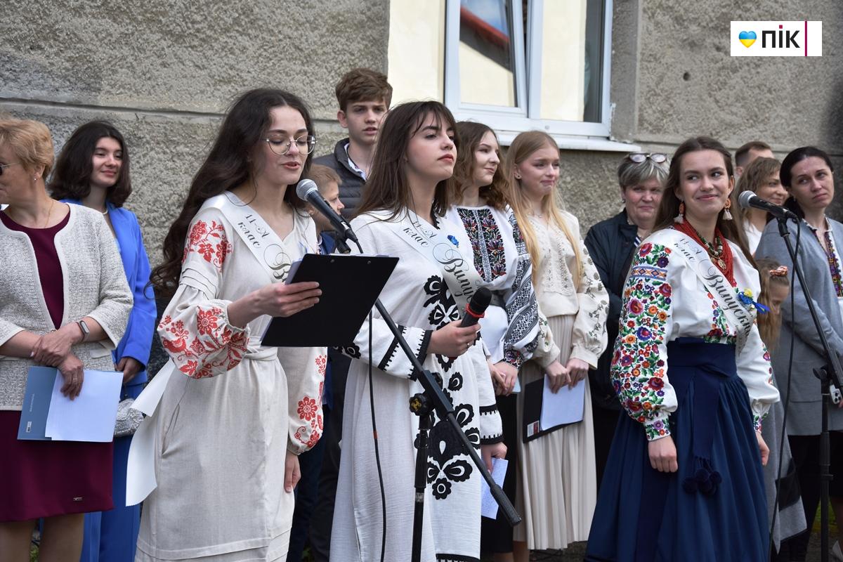 Вишиванки, квіти та вальс: в школах Івано-Франківська пролунав "останній дзвоник" (ФОТО) 36 DSC 0663