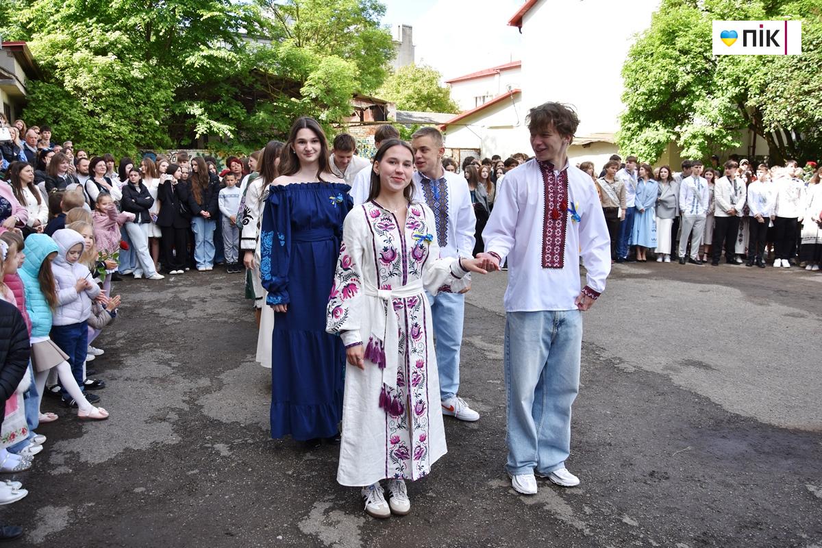 Вишиванки, квіти та вальс: в школах Івано-Франківська пролунав "останній дзвоник" (ФОТО) 37 DSC 0683