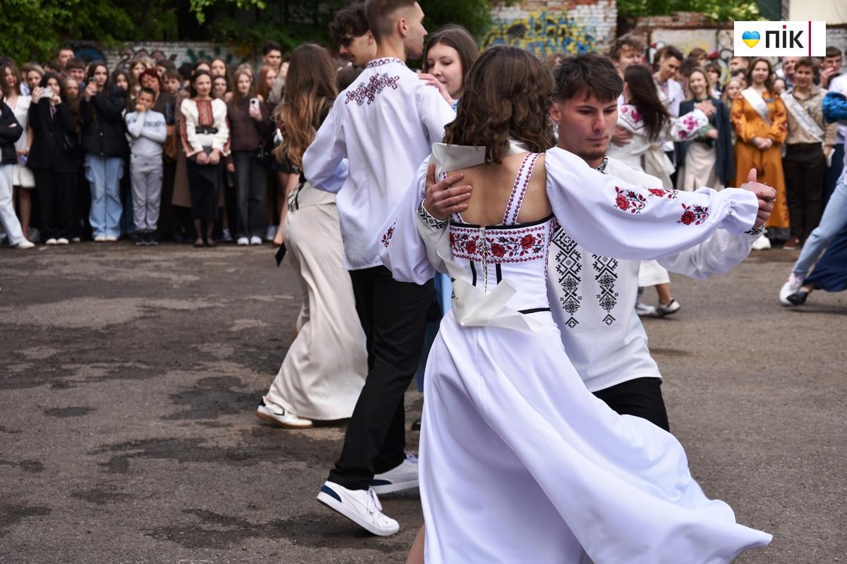 Вишиванки, квіти та вальс: в школах Івано-Франківська пролунав "останній дзвоник" (ФОТО) 41 DSC 0706