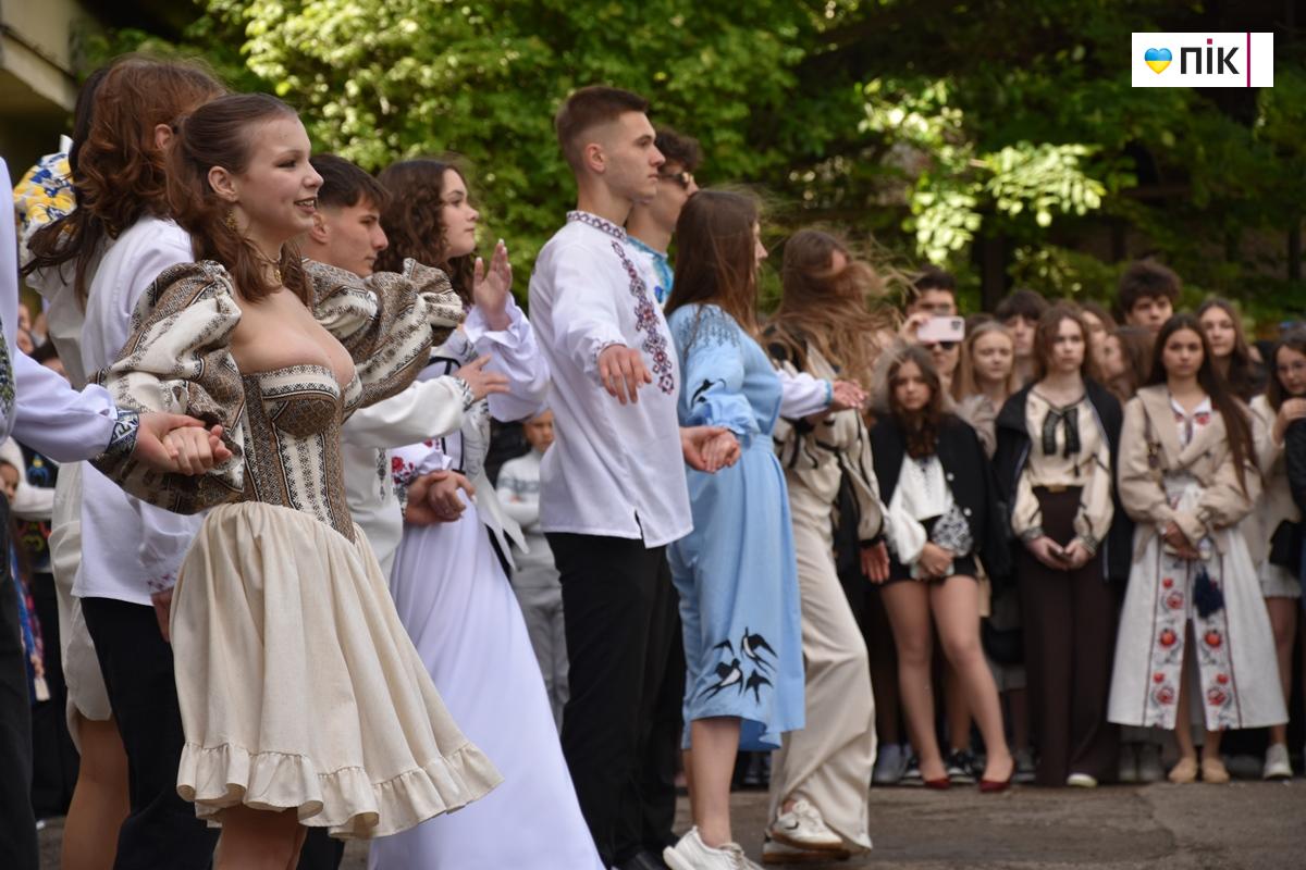 Вишиванки, квіти та вальс: в школах Івано-Франківська пролунав "останній дзвоник" (ФОТО) 42 DSC 0714