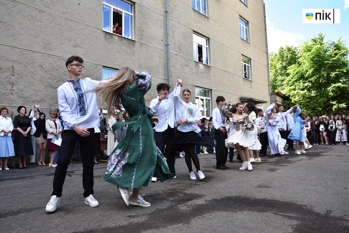 Вишиванки, квіти та вальс: в школах Івано-Франківська пролунав "останній дзвоник" (ФОТО) 43 DSC 0716