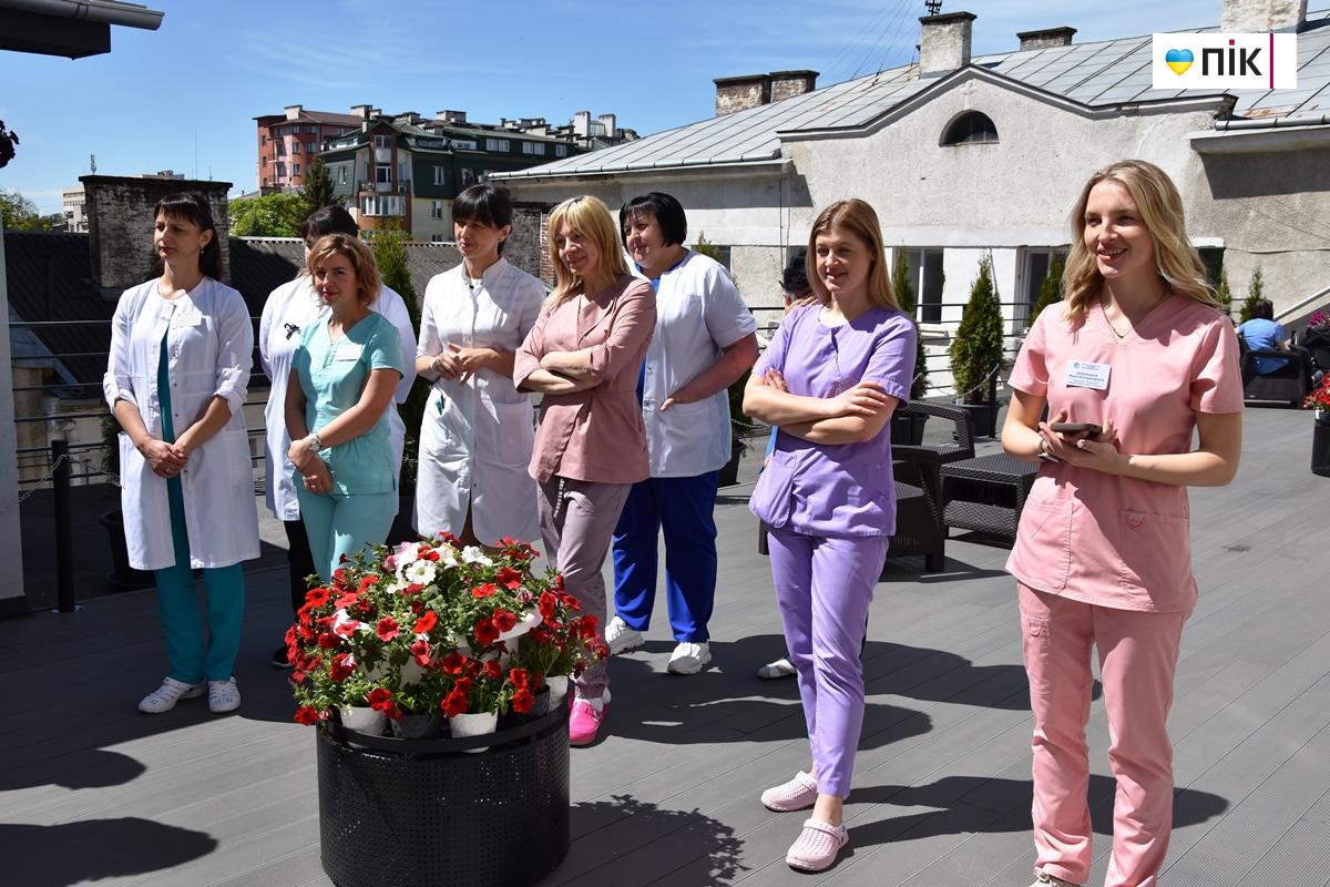 "Родзинка" для породіль та немовлят: у Франківському обласному перинатальному центрі відкрили терасу (ФОТО) 15 DSC 0755