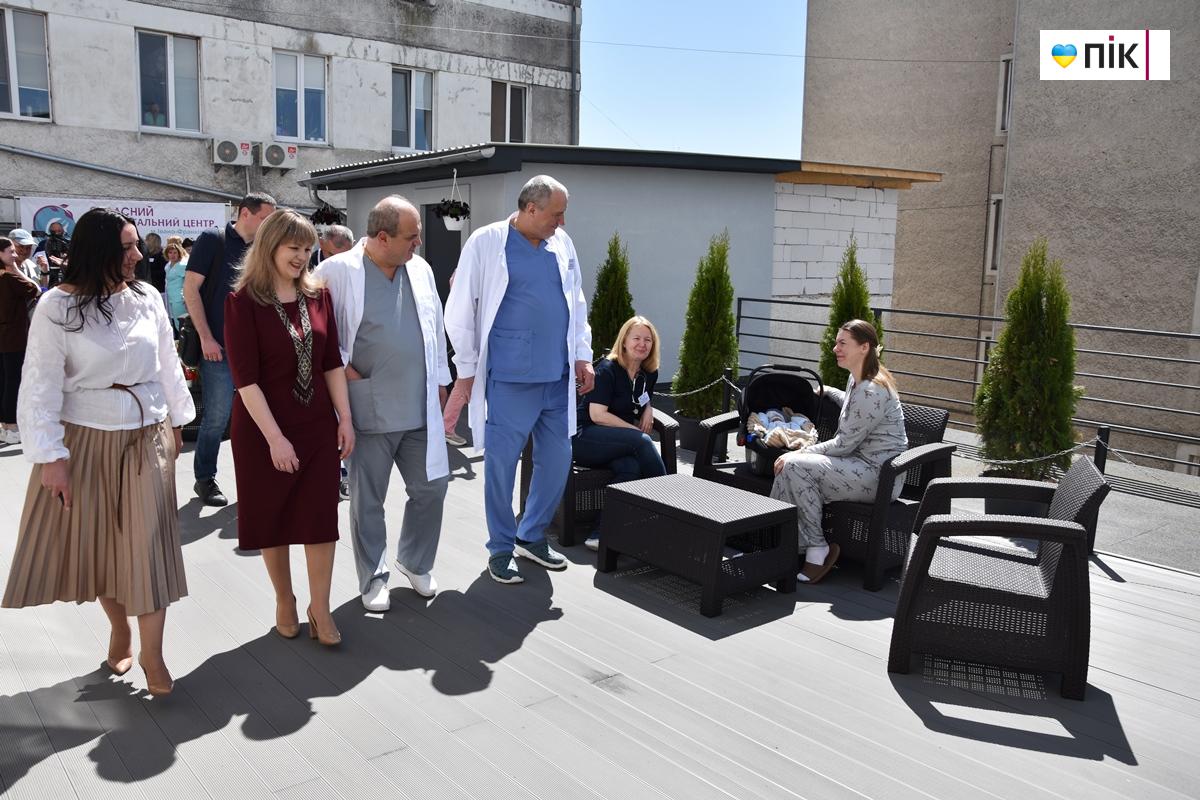 "Родзинка" для породіль та немовлят: у Франківському обласному перинатальному центрі відкрили терасу (ФОТО) 27 DSC 0830