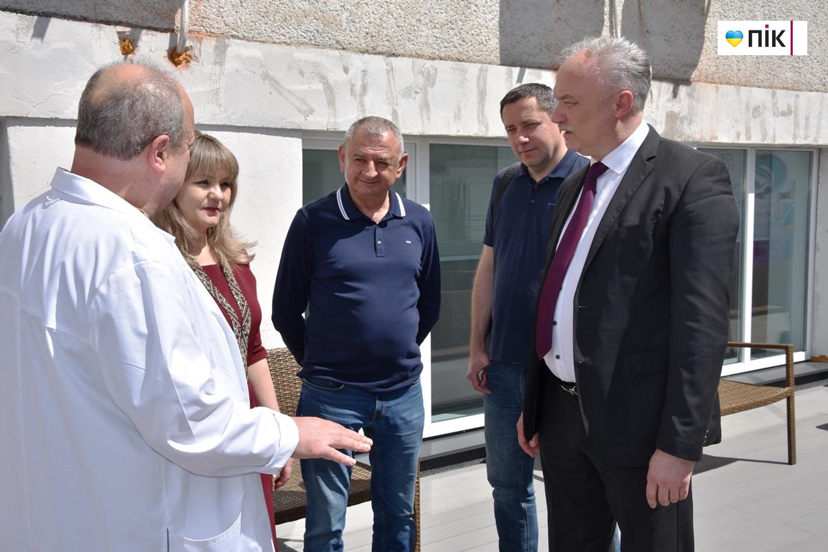 "Родзинка" для породіль та немовлят: у Франківському обласному перинатальному центрі відкрили терасу (ФОТО) 31 DSC 0867