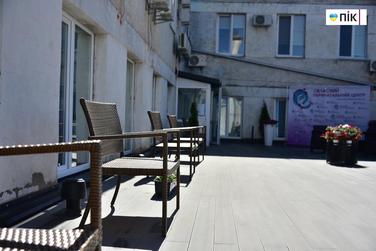 "Родзинка" для породіль та немовлят: у Франківському обласному перинатальному центрі відкрили терасу (ФОТО) 5 DSC 2359