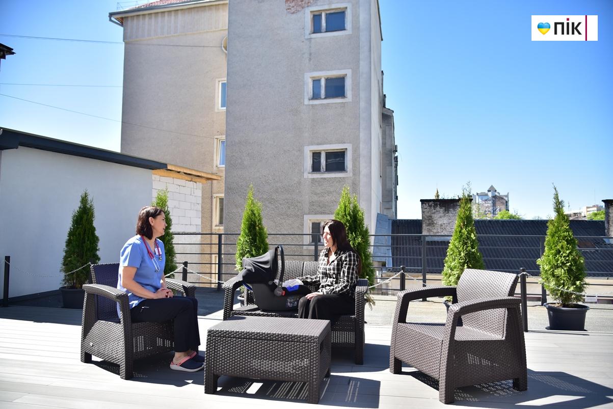 "Родзинка" для породіль та немовлят: у Франківському обласному перинатальному центрі відкрили терасу (ФОТО) 8 DSC 2399