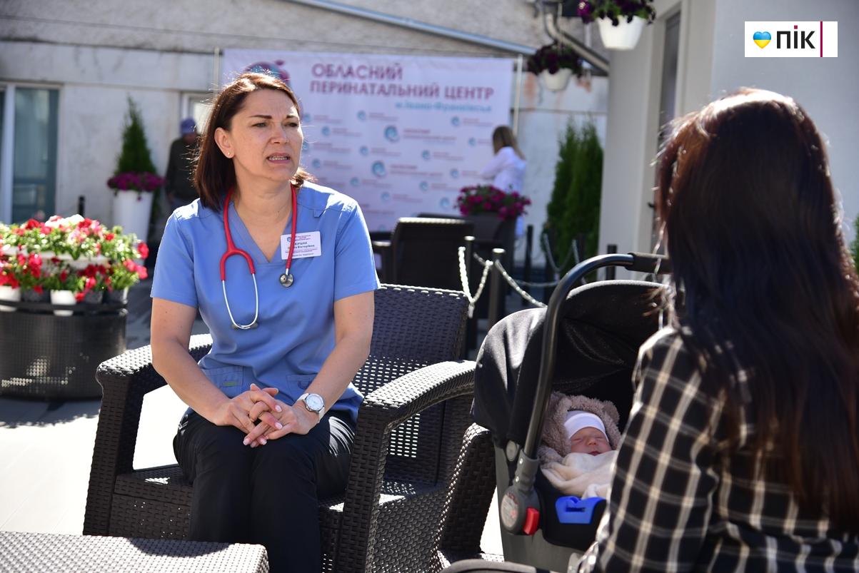 "Родзинка" для породіль та немовлят: у Франківському обласному перинатальному центрі відкрили терасу (ФОТО) 10 DSC 2405