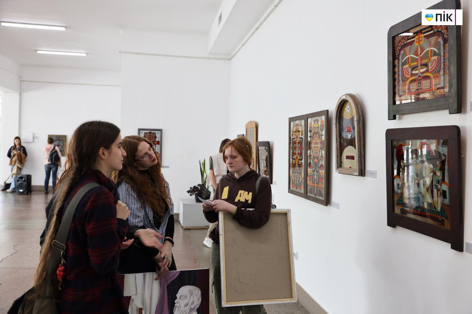 "Шлях": у Франківську відкрилася виставка малярства на склі (ФОТО) 7 G71A0163 resize