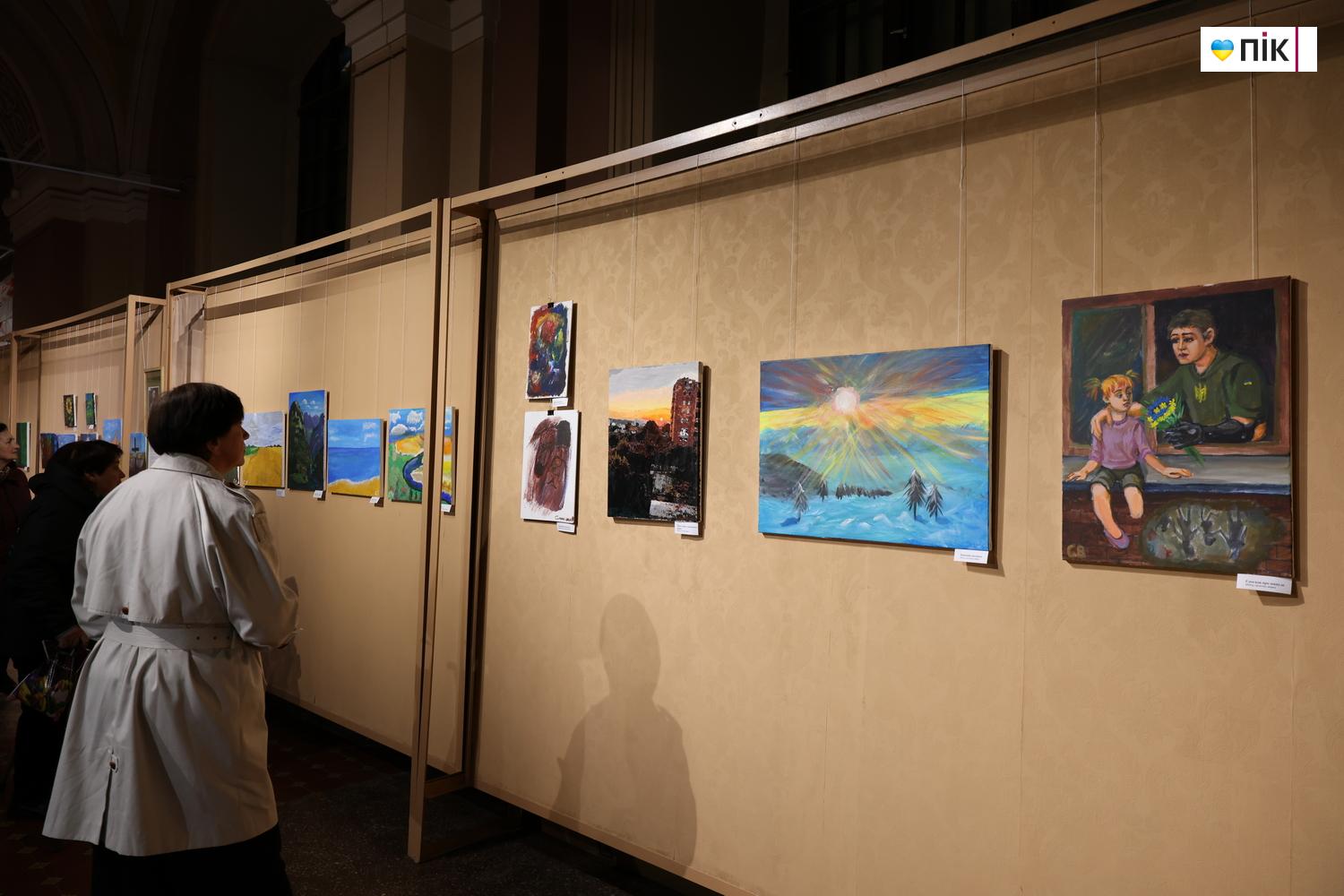 У Франківську відкрилася виставка воїна, який малює руками-протезами (ФОТО) 5 G71A3618 resize