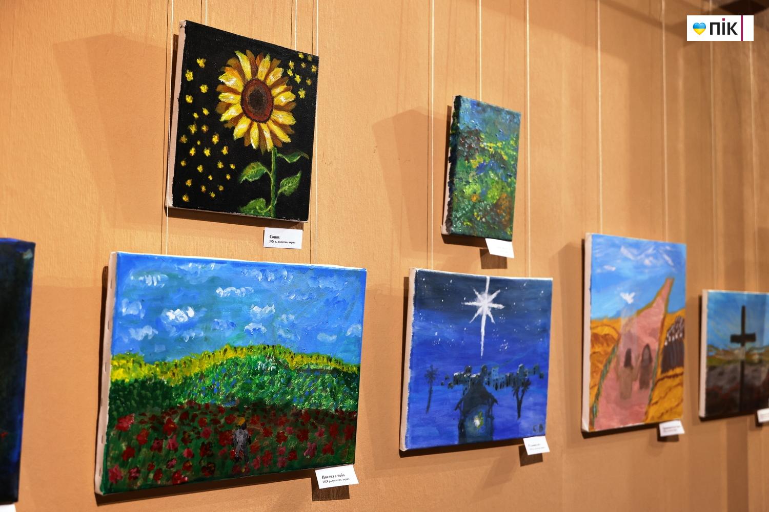 У Франківську відкрилася виставка воїна, який малює руками-протезами (ФОТО) 7 G71A3674 resize