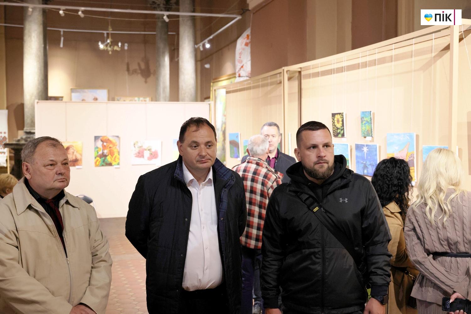 У Франківську відкрилася виставка воїна, який малює руками-протезами (ФОТО) 10 G71A3896 resize