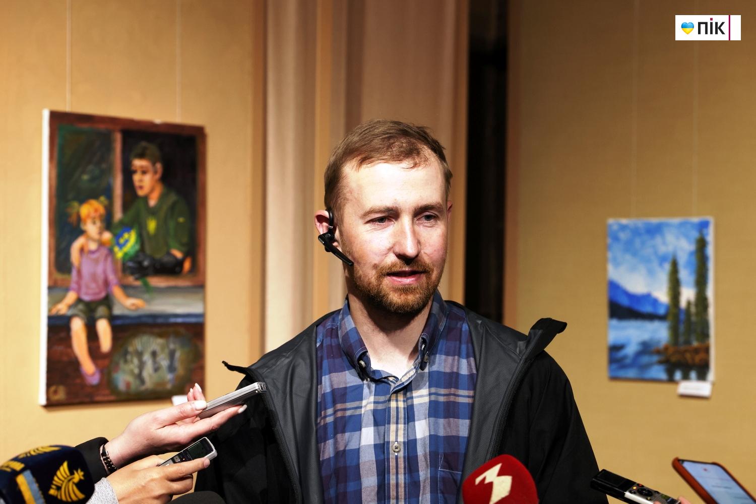 У Франківську відкрилася виставка воїна, який малює руками-протезами (ФОТО) 2 G71A3928 resize