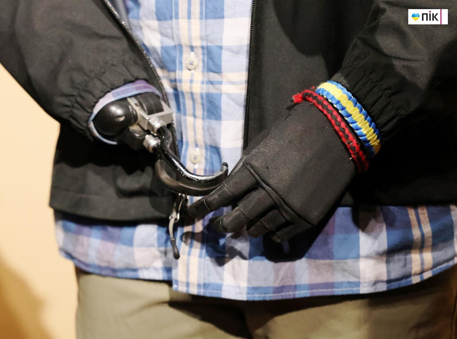 У Франківську відкрилася виставка воїна, який малює руками-протезами (ФОТО) 3 G71A3941 resize