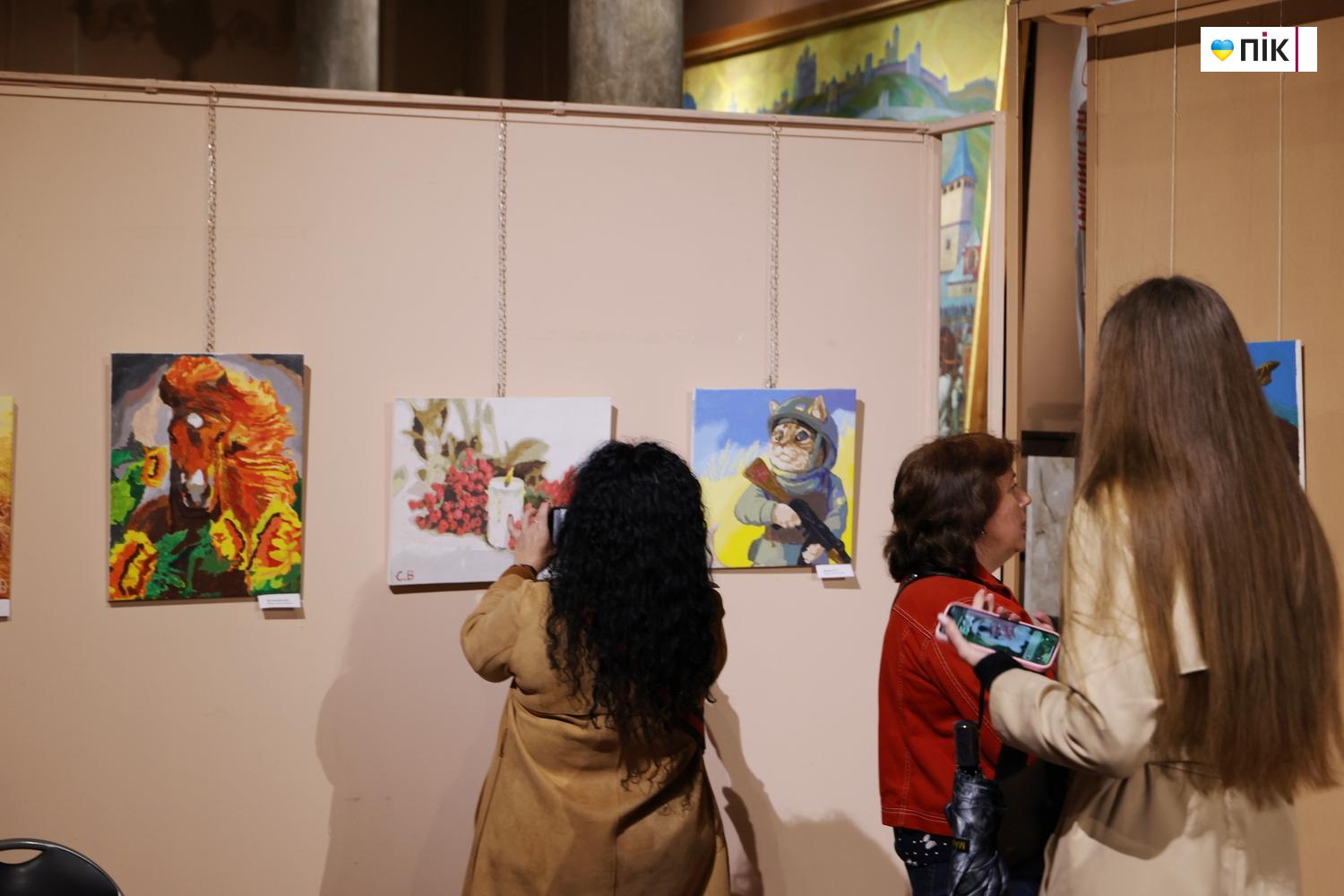 У Франківську відкрилася виставка воїна, який малює руками-протезами (ФОТО) 11 G71A3963 resize