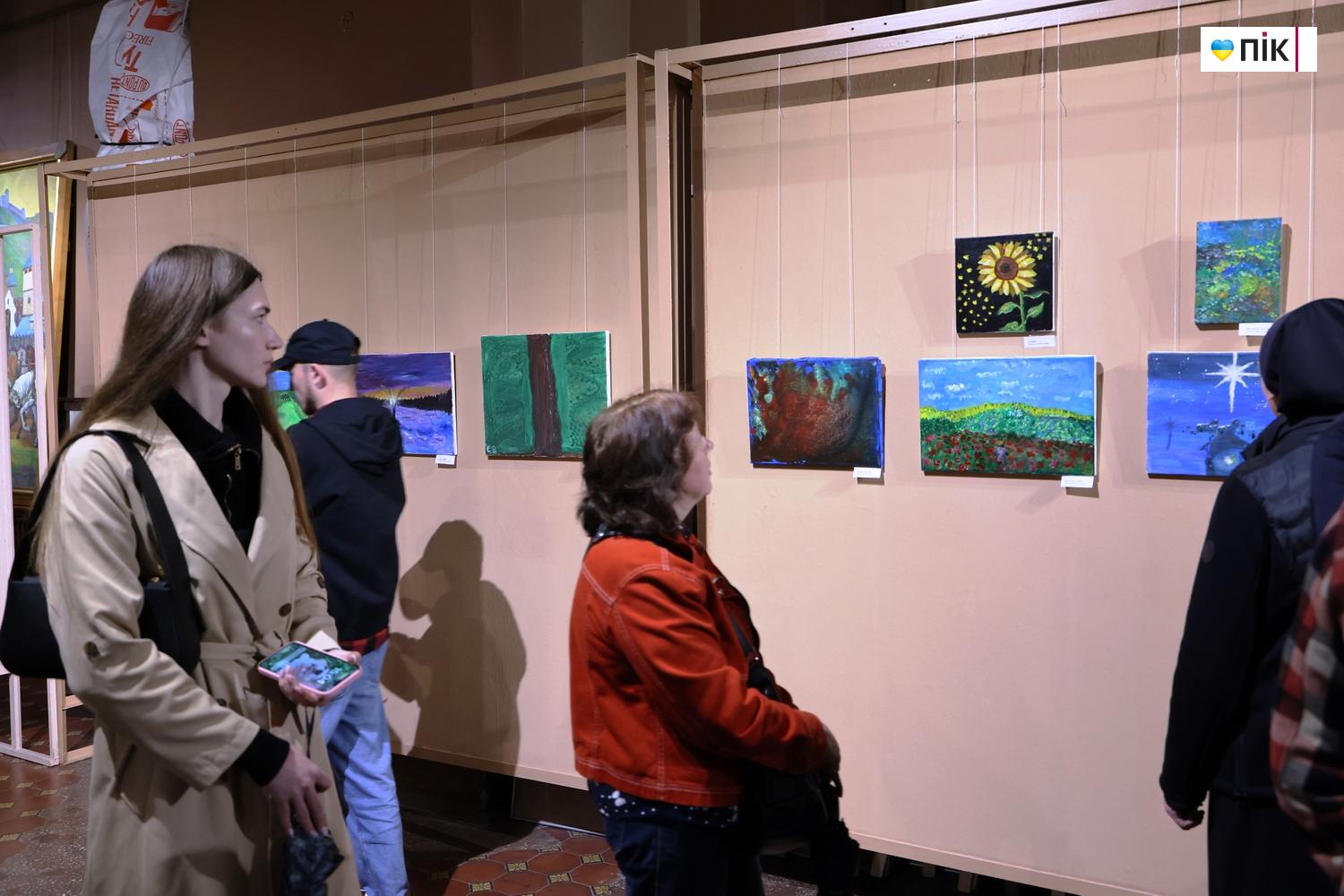 У Франківську відкрилася виставка воїна, який малює руками-протезами (ФОТО) 12 G71A3975 resize