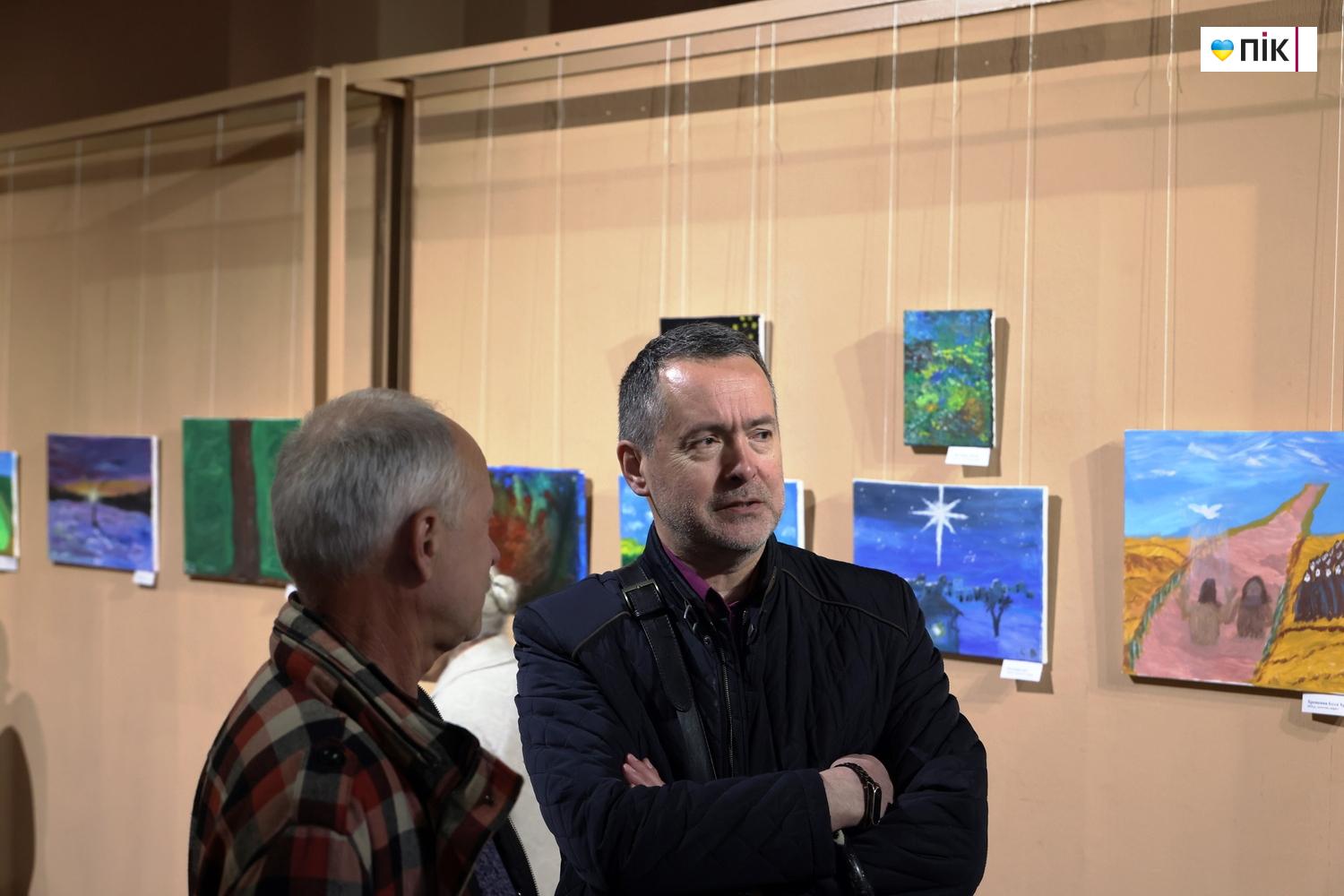 У Франківську відкрилася виставка воїна, який малює руками-протезами (ФОТО) 14 G71A4021 resize