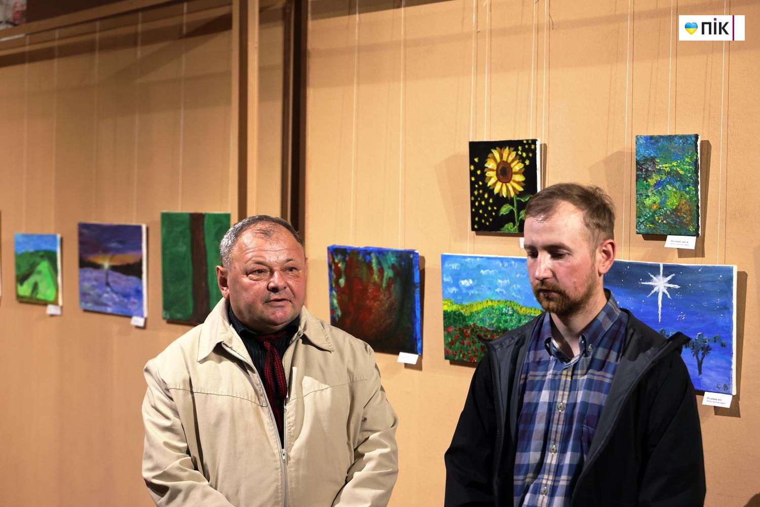 У Франківську відкрилася виставка воїна, який малює руками-протезами (ФОТО) 16 G71A4107 resize