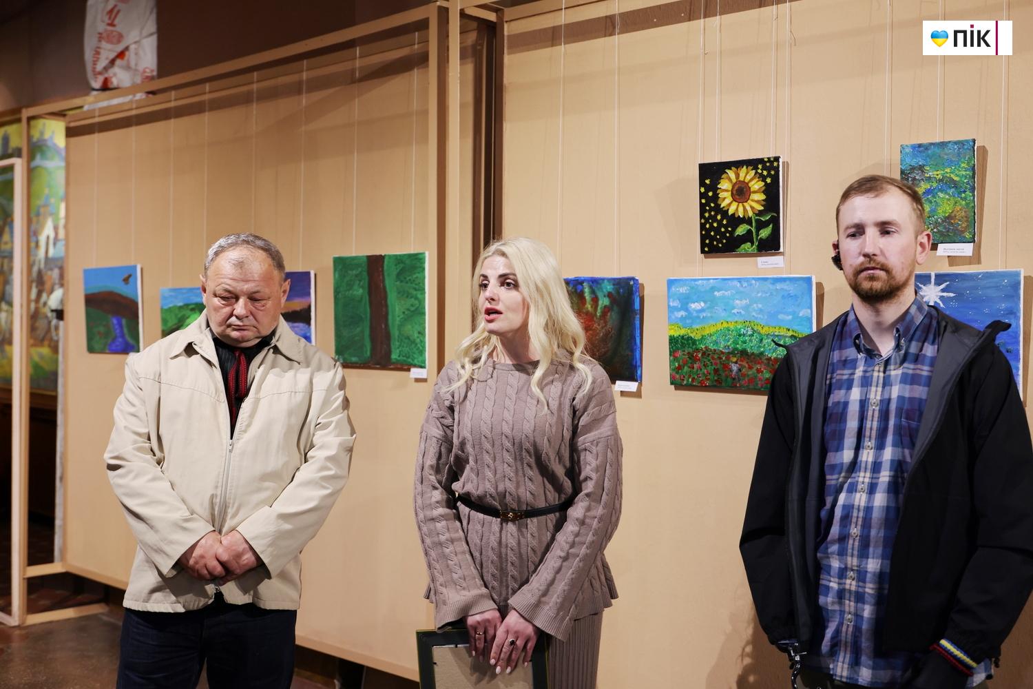 У Франківську відкрилася виставка воїна, який малює руками-протезами (ФОТО) 17 G71A4122 resize