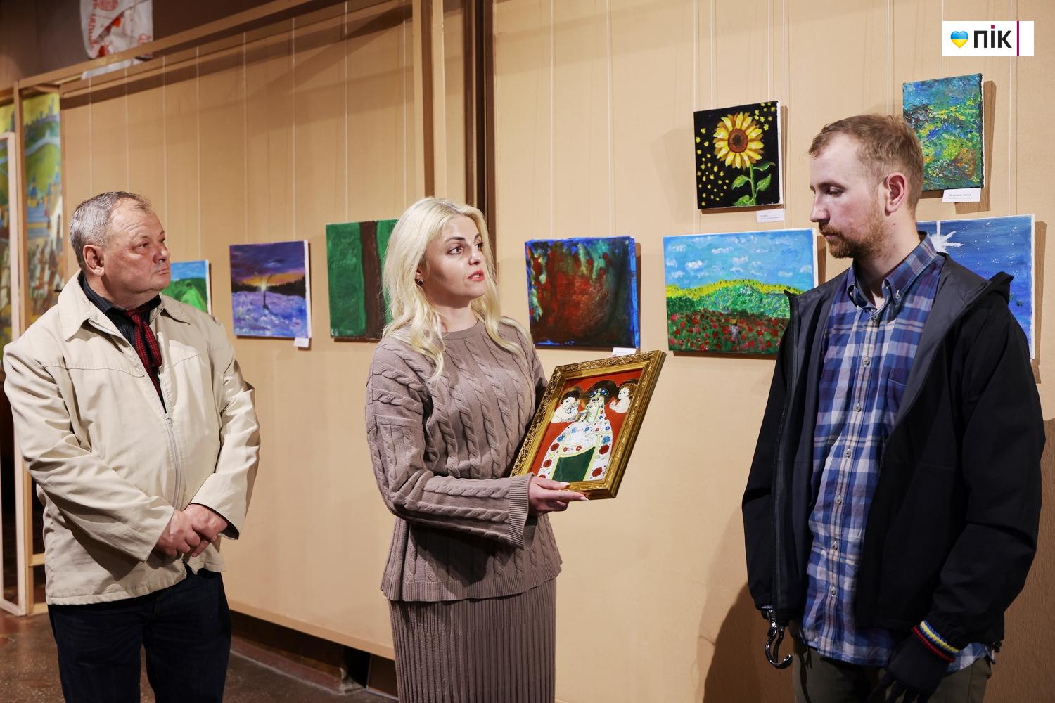 У Франківську відкрилася виставка воїна, який малює руками-протезами (ФОТО) 18 G71A4176 resize