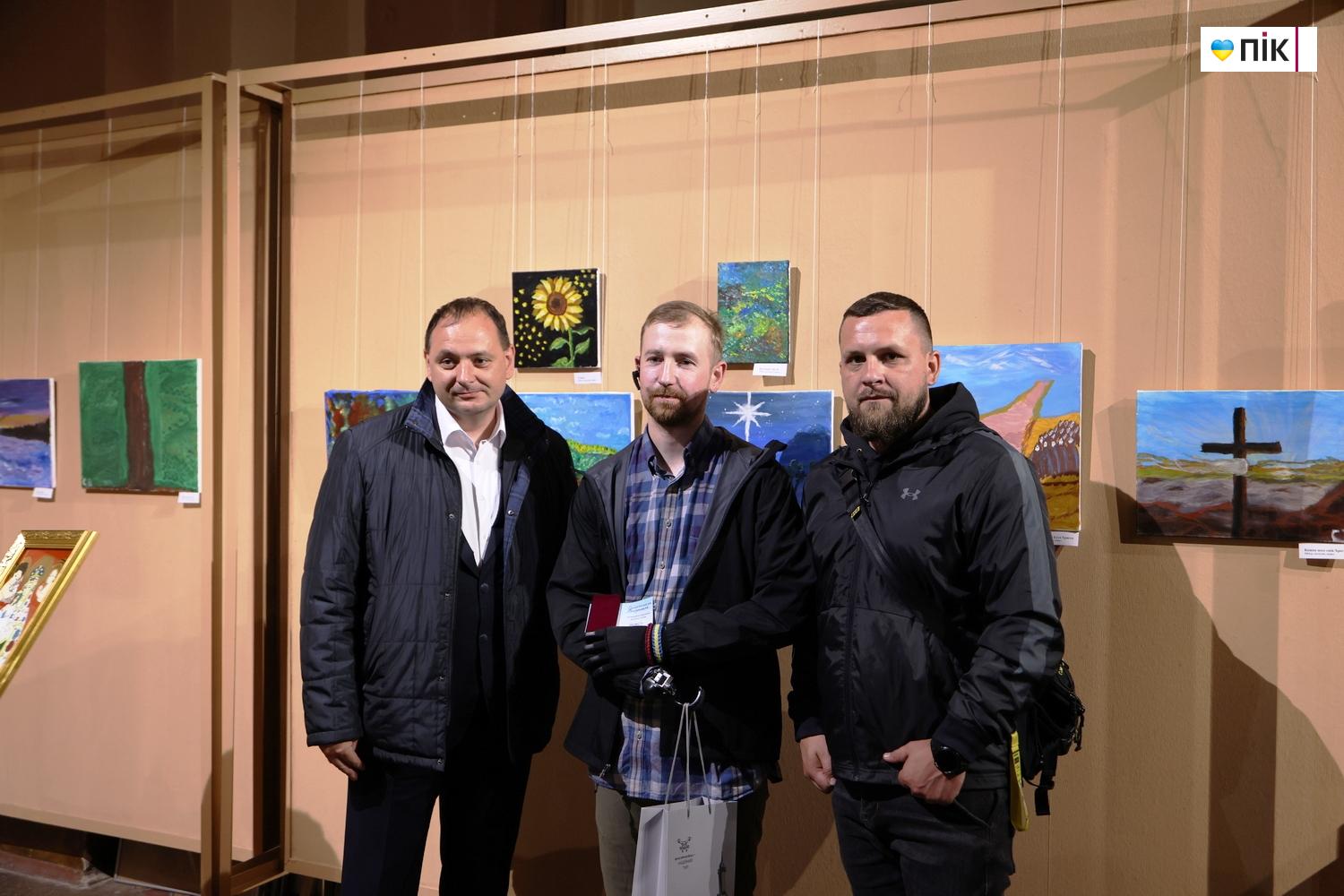 У Франківську відкрилася виставка воїна, який малює руками-протезами (ФОТО) 19 G71A4222 resize