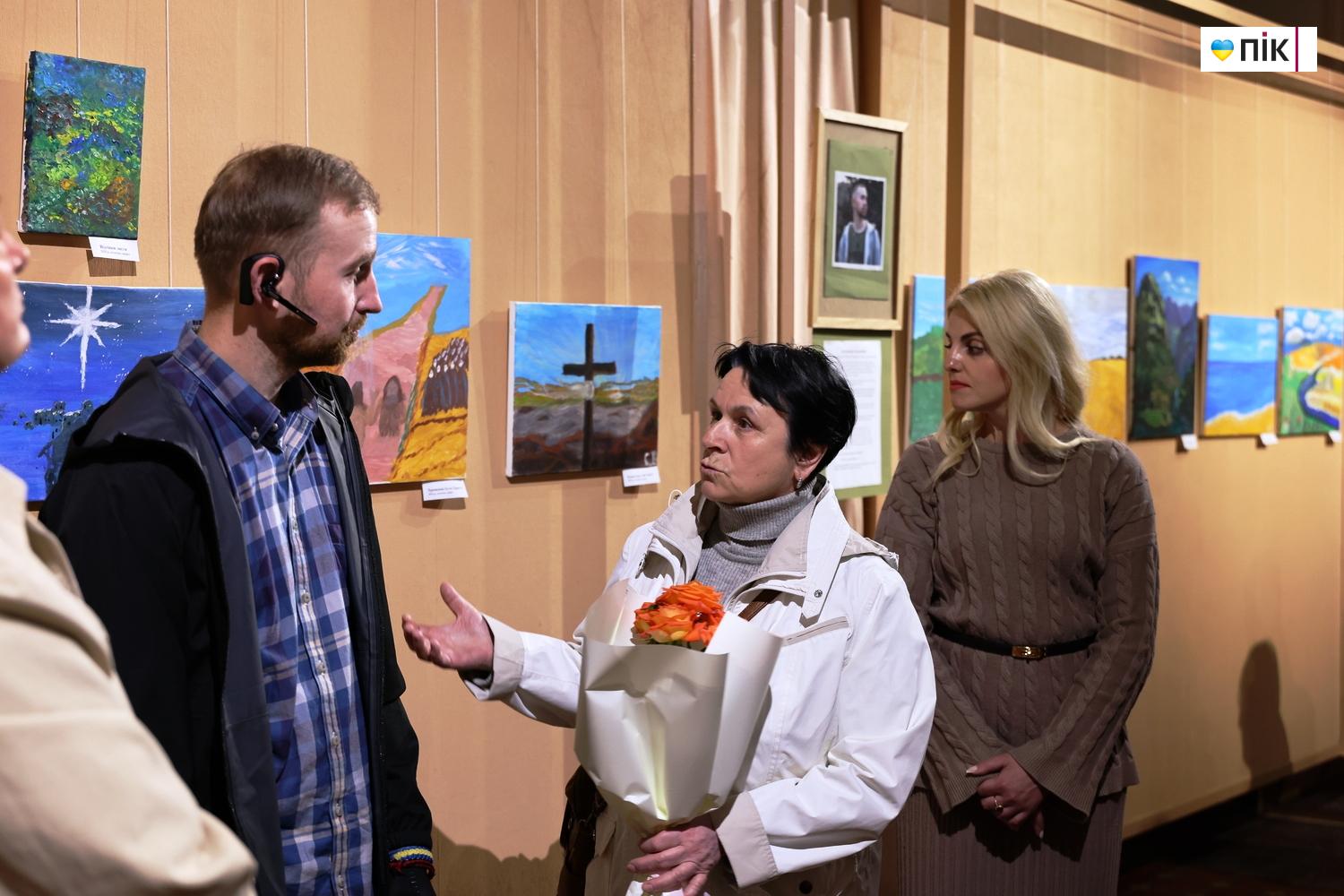 У Франківську відкрилася виставка воїна, який малює руками-протезами (ФОТО) 20 G71A4285 resize