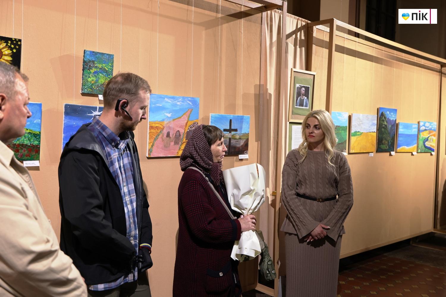 У Франківську відкрилася виставка воїна, який малює руками-протезами (ФОТО) 21 G71A4322 resize