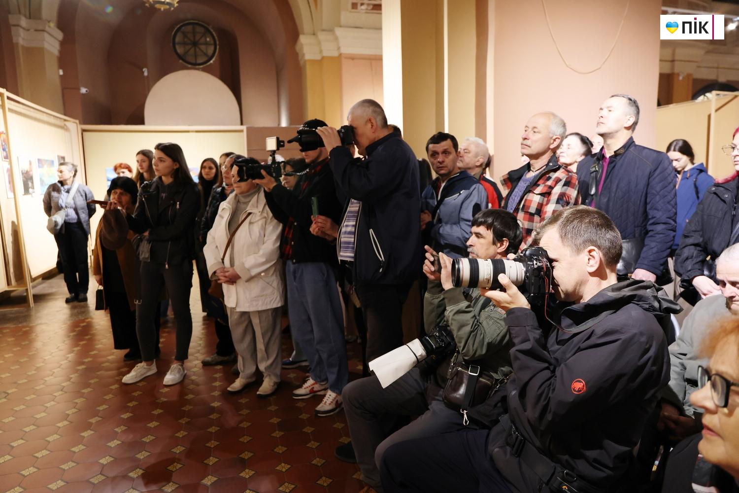 У Франківську відкрилася виставка воїна, який малює руками-протезами (ФОТО) 22 G71A4328 resize