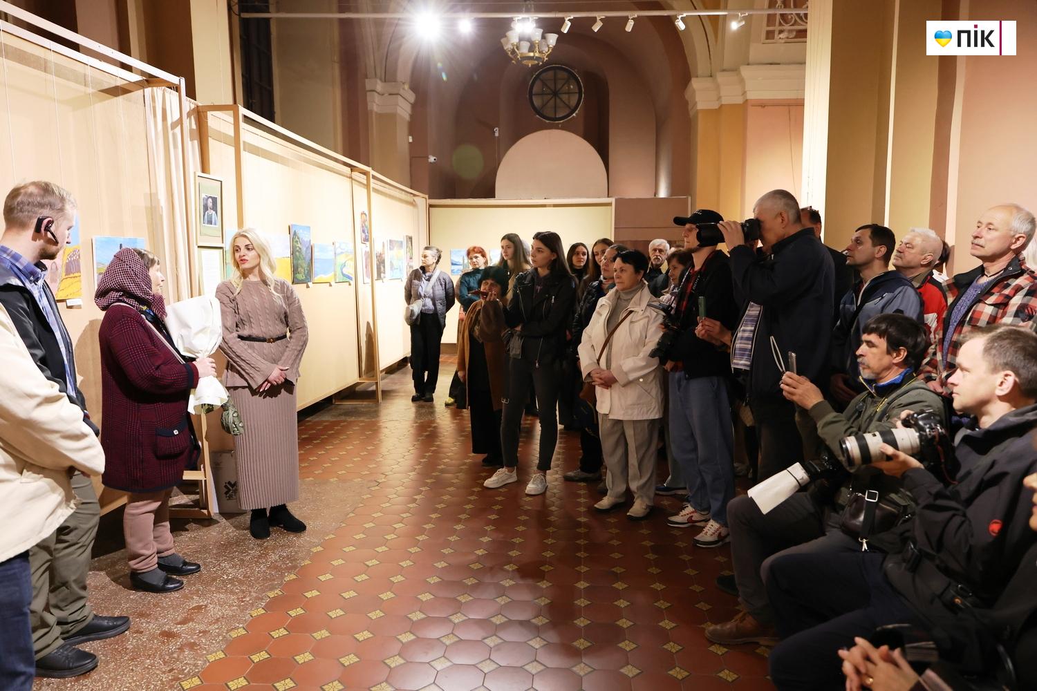 У Франківську відкрилася виставка воїна, який малює руками-протезами (ФОТО) 23 G71A4335 resize