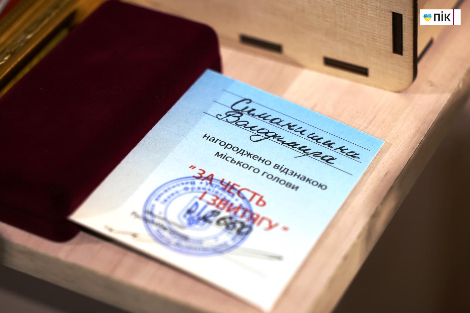 У Франківську відкрилася виставка воїна, який малює руками-протезами (ФОТО) 24 G71A4376 resize