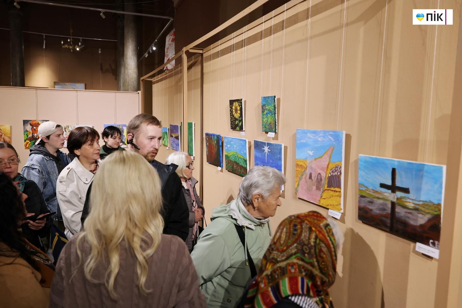 У Франківську відкрилася виставка воїна, який малює руками-протезами (ФОТО) 25 G71A4394 resize