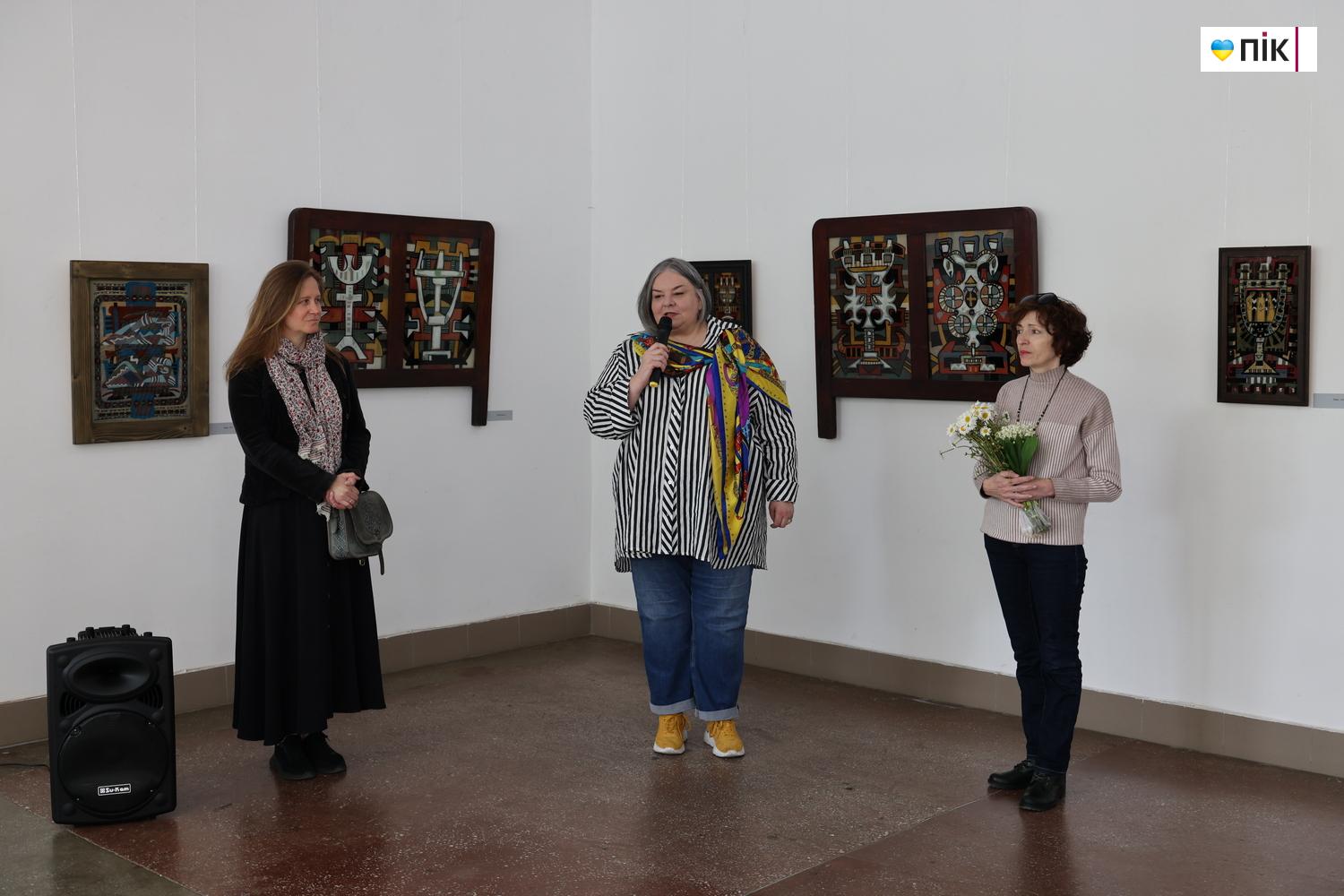 "Шлях": у Франківську відкрилася виставка малярства на склі (ФОТО) 10 G71A9300 resize