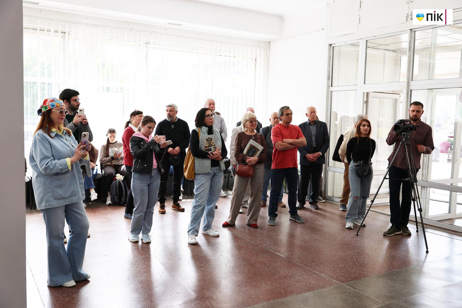 "Шлях": у Франківську відкрилася виставка малярства на склі (ФОТО) 12 G71A9340 resize