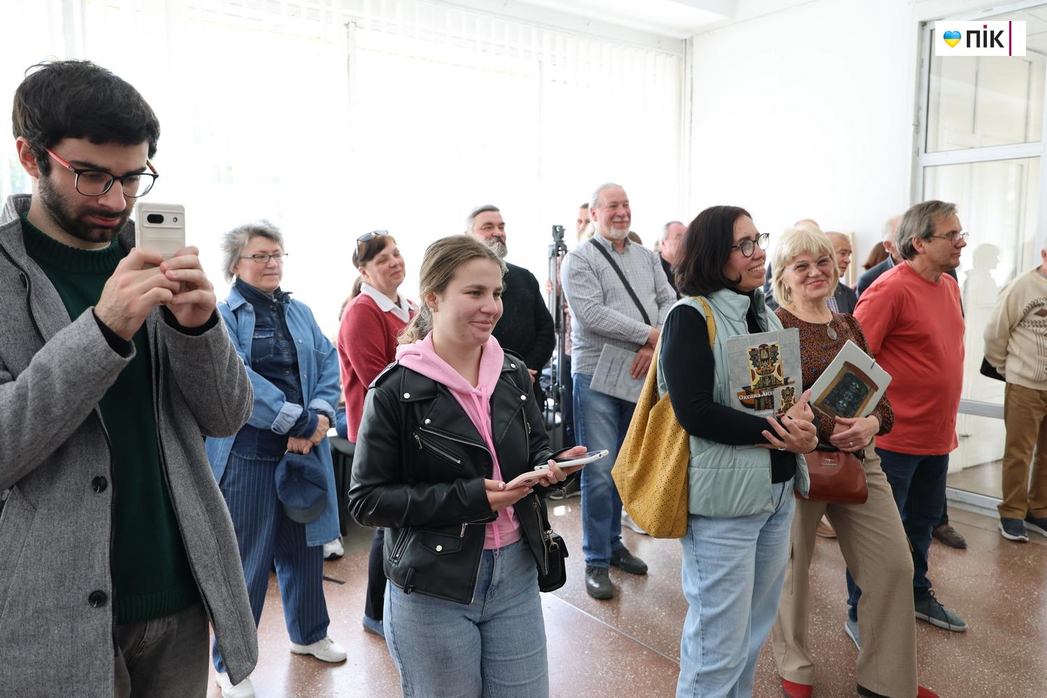 "Шлях": у Франківську відкрилася виставка малярства на склі (ФОТО) 13 G71A9351 resize