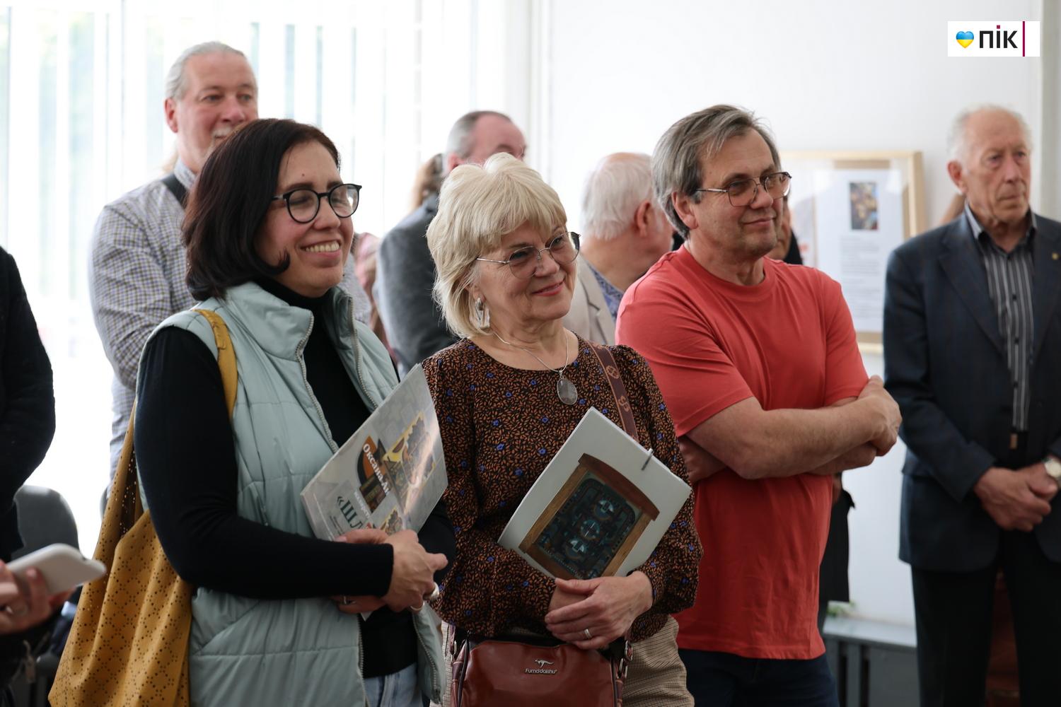 "Шлях": у Франківську відкрилася виставка малярства на склі (ФОТО) 18 G71A9505 resize