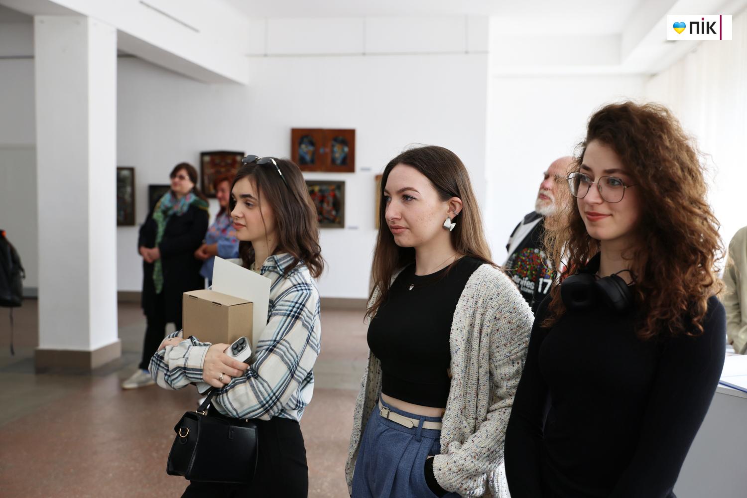 "Шлях": у Франківську відкрилася виставка малярства на склі (ФОТО) 21 G71A9581 resize