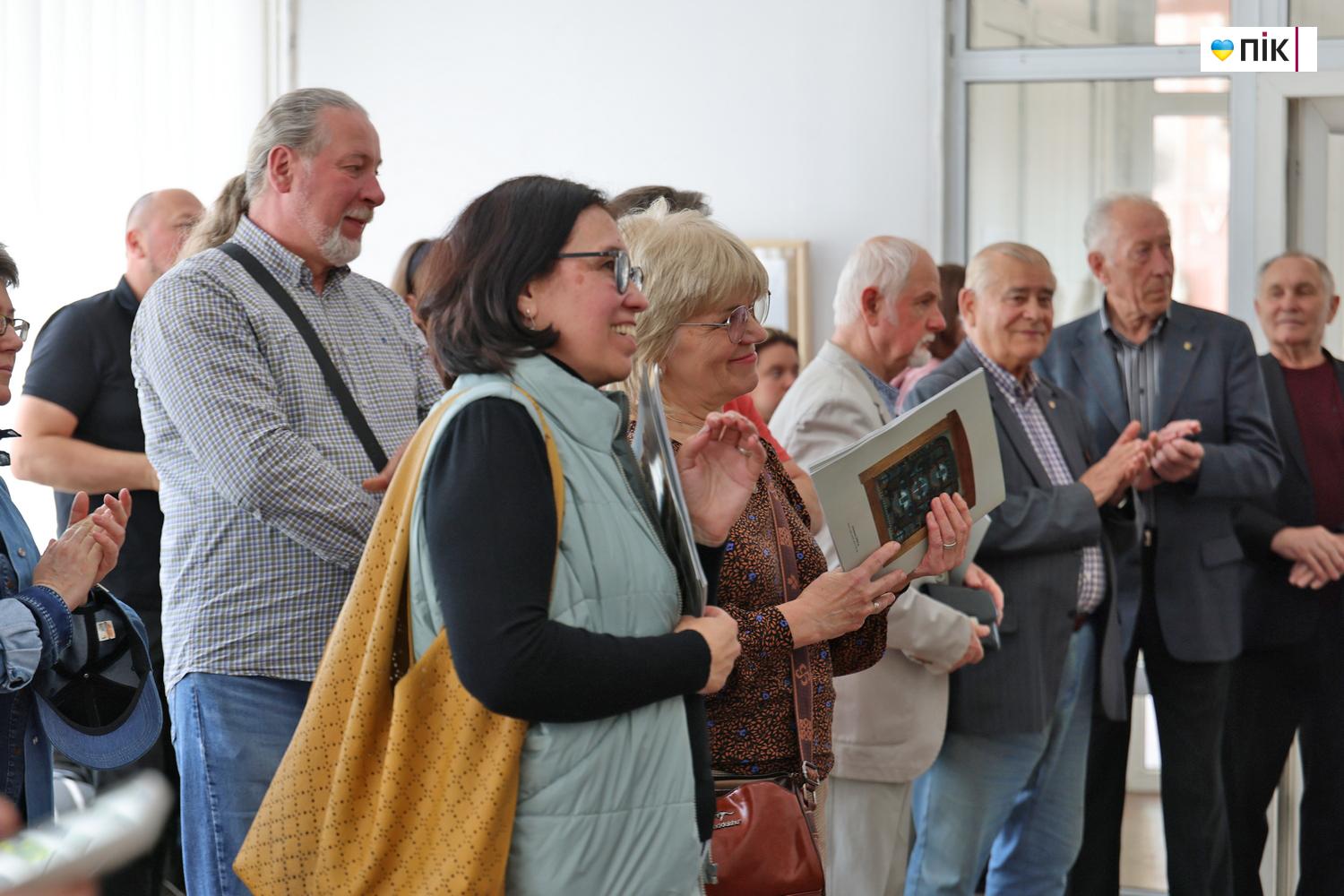 "Шлях": у Франківську відкрилася виставка малярства на склі (ФОТО) 29 G71A9859 resize