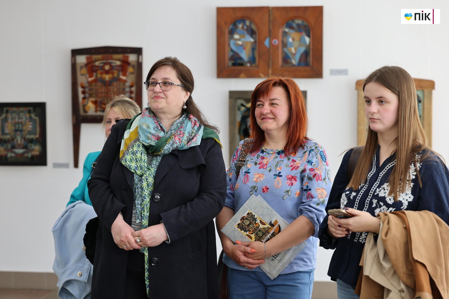 "Шлях": у Франківську відкрилася виставка малярства на склі (ФОТО) 30 G71A9867 resize