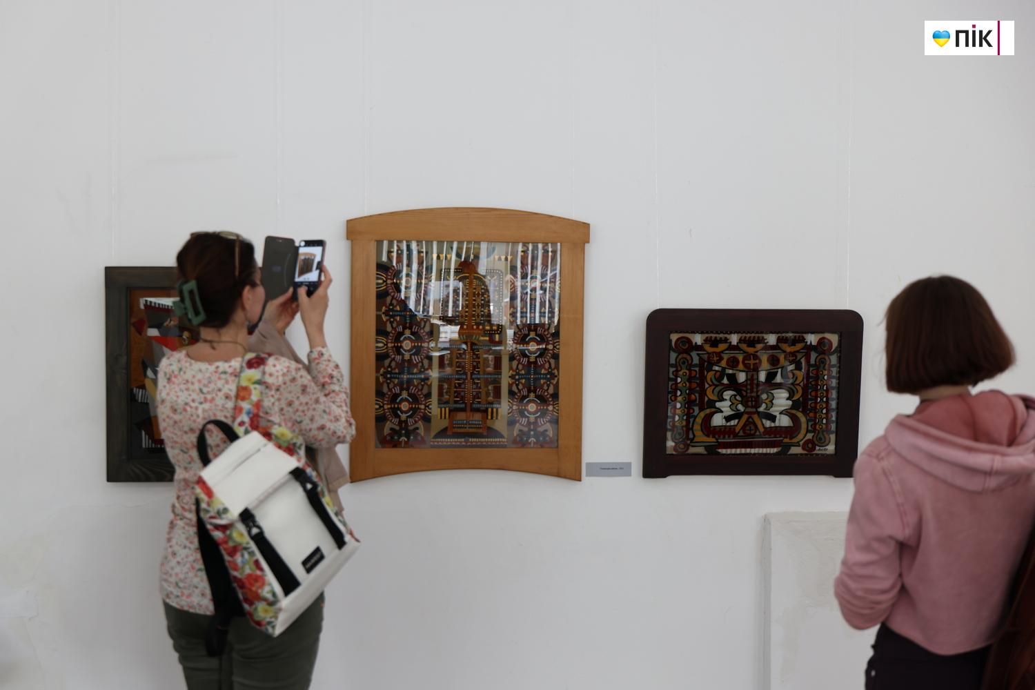 "Шлях": у Франківську відкрилася виставка малярства на склі (ФОТО) 35 G71A9943 resize