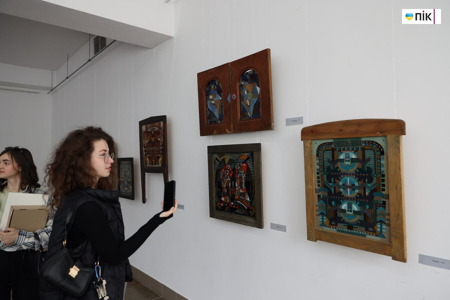 "Шлях": у Франківську відкрилася виставка малярства на склі (ФОТО) 36 G71A9949 resize