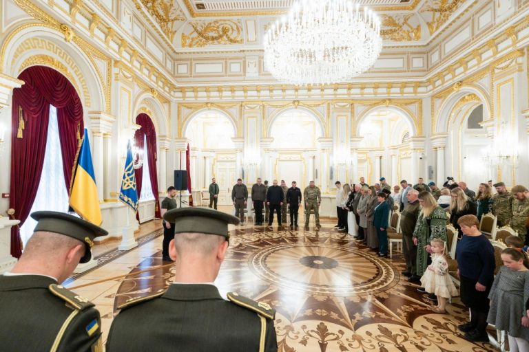 Зеленський вручив орден родині Героя України з Прикарпаття Ярослава Марціновського 2 bd2f36cd4bc6451c4c5ebe7851a8fb7a 1747060204 extra large