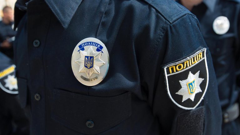 На Тернопільщині "на гарячому" спіймали поліцейського: що він скоїв 1 image