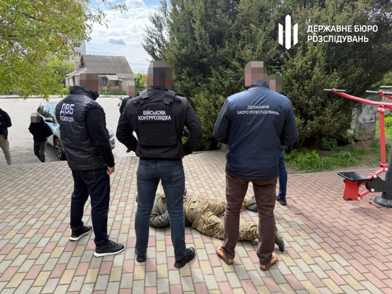 На Тернопільщині військовий «продавав» довідку про непридатність за 25 тисяч доларів (ФОТО) 10 na ternopilshhini dbr zatrimalo vijskovosluzhbovcya yakij namagavsya prodati dovidku pro nepridatnist do sluzhbi za 25 tis. dolariv ssha 1